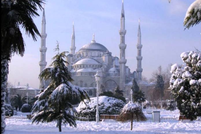 Χιονοθύελλα «παρέλυσε» την Κωνσταντινούπολη